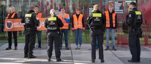 Erneut haben Klimaaktivisten das Denkmal «Grundgesetz 49» unweit des Reichstages mit einer ölähnlichen Substanz beschmiert.