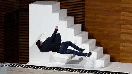Fallenlassen: Der französische Performer und Choreograf Yoann Bourgeois bei der Eröffnung des Symposiums.