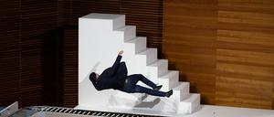 Fallenlassen: Der französische Performer und Choreograf Yoann Bourgeois bei der Eröffnung des Symposiums.