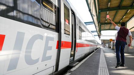 Auch nach der Warnstreik-Absage ermöglicht die Deutsche Bahn Reisenden, ihre für Montag und Dienstag bereits gekauften Tickets schon am Sonntag zu nutzen. 
