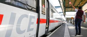 Auch nach der Warnstreik-Absage ermöglicht die Deutsche Bahn Reisenden, ihre für Montag und Dienstag bereits gekauften Tickets schon am Sonntag zu nutzen.