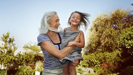Ob die Menopause Frauen ermöglichen sollte, sich besser um ihre Enkel zu kümmern, ist umstritten. Eher ermöglicht sie ihnen ein längeres Leben.
