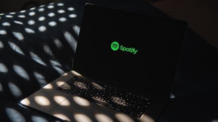 Die Plattform kämpft gegen Betrug mit KI-generierten Musiktiteln.