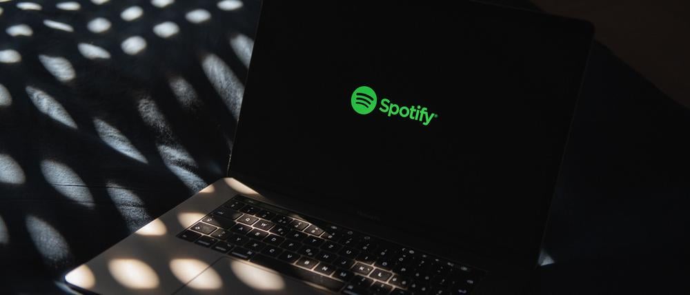 Die Plattform kämpft gegen Betrug mit KI-generierten Musiktiteln.