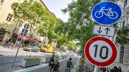 Hier lang. Das blaue Schild zeigt an, dass ein Radweg benutzungspflichtig ist.  