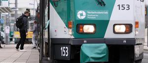Potsdam, 21.03.2023 / Lokales / Tram, Straßenbahn, Strassenbahn, ÖPNV, OEPNV, Nahverkehr, Symbolfoto, Foto: Ottmar Winter PNN ACHTUNG: Foto ist ausschließlich für redaktionelle Berichterstattung der PNN und des TGSP! Eine kommerzielle Nutzung, z.B. Werbung, ist ausgeschlossen. Die Weitergabe an nicht autorisierte Dritte, insbesondere eine weitergehende Vermarktung über Bilddatenbanken, ist unzulässig.