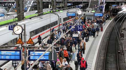 Doch wieder mehr Betrieb am Bahnsteig. Der für Sonntag- bis Dienstagabend angekündigte Warnstreik konnte doch noch abgewendet werden. 