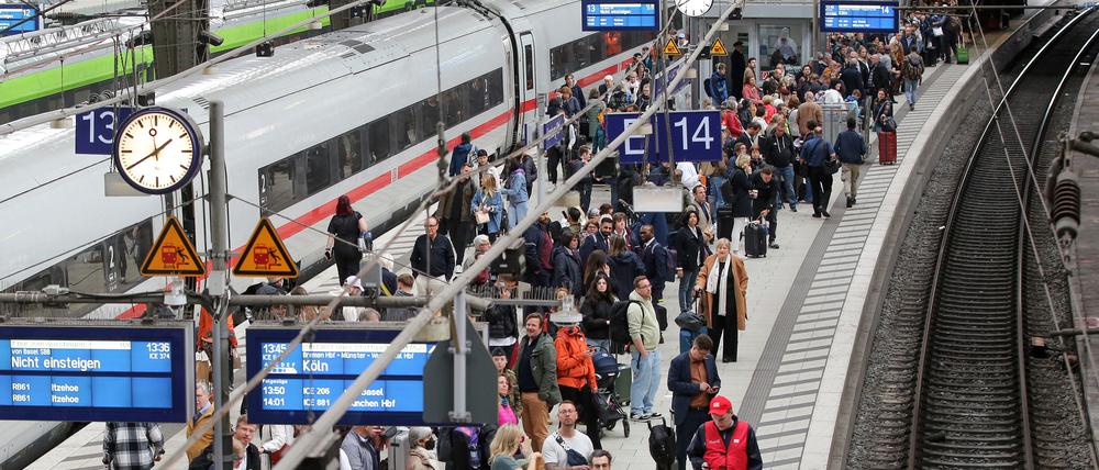 Doch wieder mehr Betrieb am Bahnsteig. Der für Sonntag- bis Dienstagabend angekündigte Warnstreik konnte doch noch abgewendet werden. 