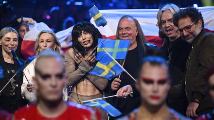 Favoritin Loreen hat beim ESC in Liverpool den sechsten Sieg für Schweden geholt. Sänger Chris Harms (vorne) landete mit seiner Band Lord of the Lost für Deutschland hingegen auf dem letzten Platz.