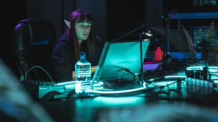 Die polnische Regisseurin Magda Szpecht bei ihrer Performance „Cyber Elf“.