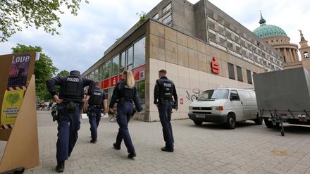 Die Polizei auf einem letzten Rundgang um den Staudenhof, bevor das dreitägige Klimacamp am Sonntag beendet wurde.