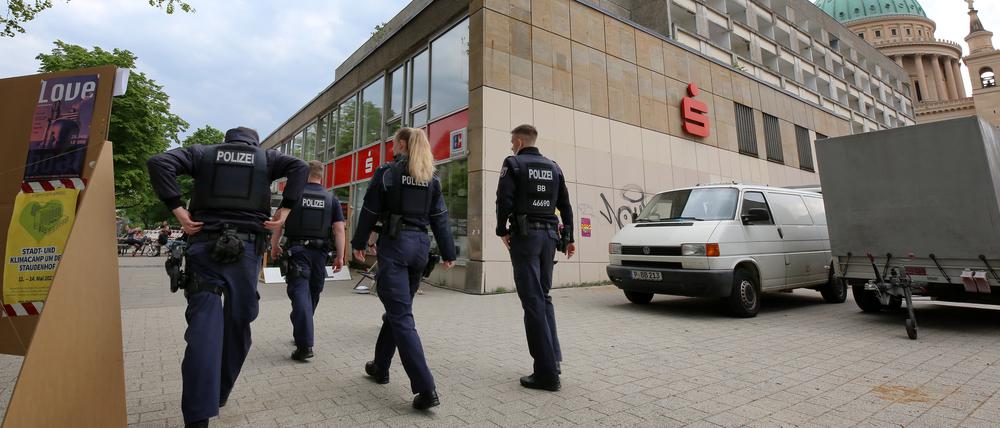 Die Polizei auf einem letzten Rundgang um den Staudenhof, bevor das dreitägige Klimacamp am Sonntag beendet wurde.