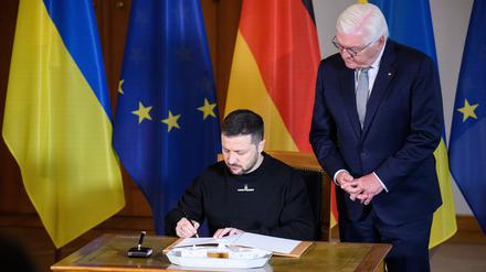 Wolodymyr Selenskyj, Präsident der Ukraine, trägt sich vor seinem Gespräch mit Bundespräsident Frank-Walter Steinmeier in das Gästebuch im Schloss Bellevue ein.