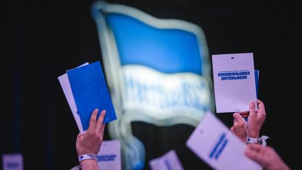 Stimmzettel werden hochgehalten während der Mitgliederversammlung von Hertha BSC