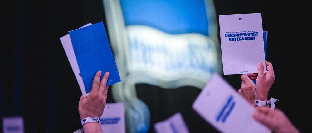 Stimmzettel werden hochgehalten während der Mitgliederversammlung von Hertha BSC