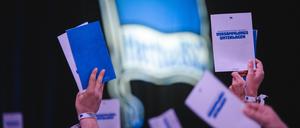Stimmzettel werden hochgehalten während der Mitgliederversammlung von Hertha BSC