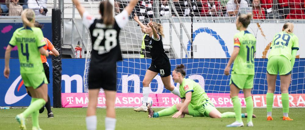 Frankfurt erteilt den Wolfsburgerinnen eine Lehrstunde in der Bundesliga.