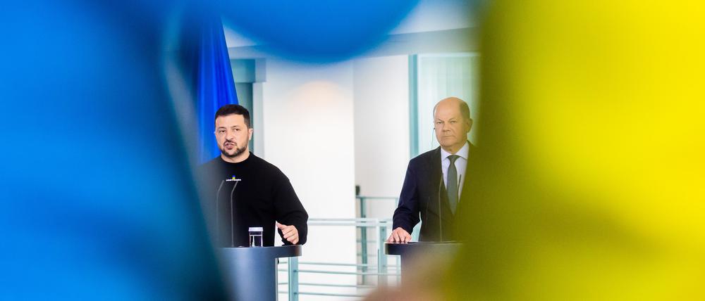 Mit Dank, aber auf Distanz: Wolodymyr Selenskyj und Olaf Scholz am Sonntag im Kanzleramt.