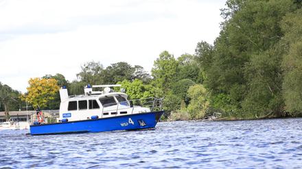 Ungewöhnlicher Einsatz für die Polizisten auf dem Wasser in Brandenburg an der Havel. 