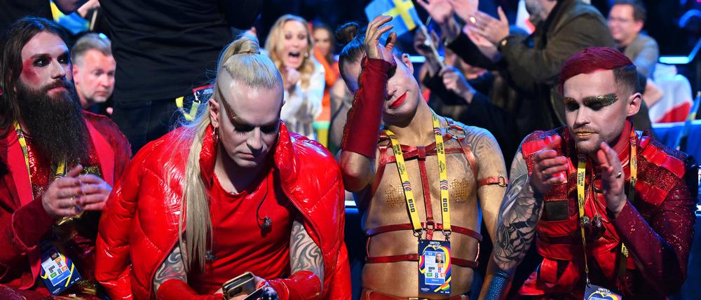 14.05.2023, Großbritannien, Liverpool: Lord Of The Lost aus Deutschland reagieren während der Abstimmung beim Finale des 67. Eurovision Song Contest (ESC) in der M&S Bank Arena.