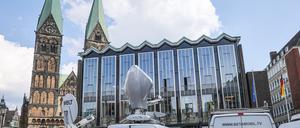 Übertragungswagen von Fernsehsendern stehen am Wahltag vor der Bürgerschaft in Bremen. 