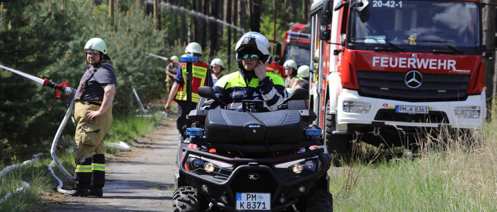 Neue Technik ausprobieren: mit Schlagregnern, modernen Drohnen und mehr Wassereinsatz will die Feuerwehr den Flammen Herr werden.   