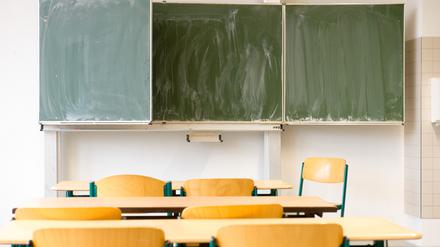 Ein leeres Klassenzimmer einer Schule