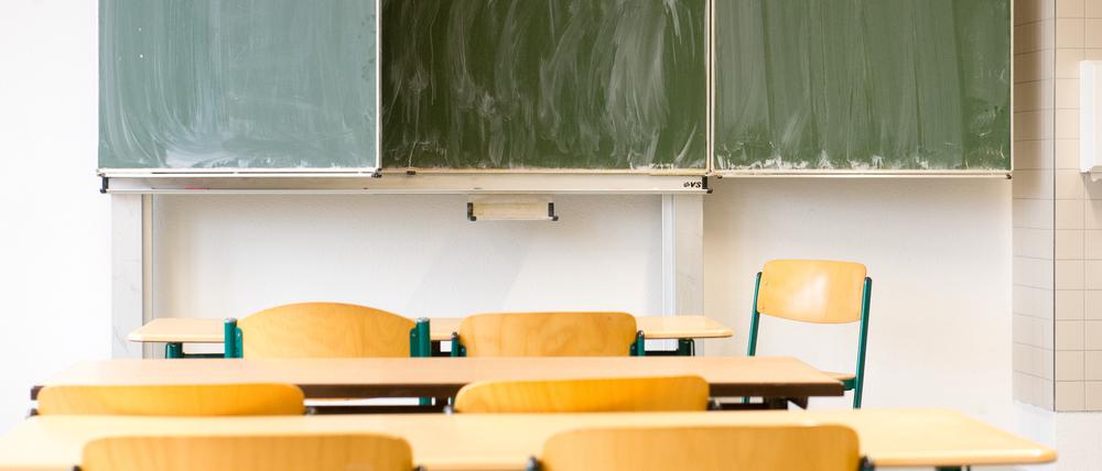 Ein leeres Klassenzimmer einer Schule
