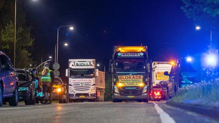 LKWs blockieren die Straße vor der Grenze vom dänischen Padborg ins deutsche Harrislee. 