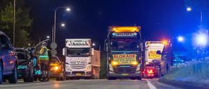 LKWs blockieren die Straße vor der Grenze vom dänischen Padborg ins deutsche Harrislee. 