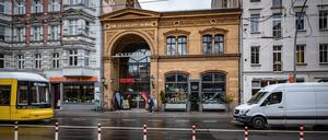 Berlin Mitte Invalidenstraße, inzwischen keine Parkplätze mehr, da beide Seiten einen Radweg mit Pollern bekommen haben - 01.02.2023 Markthalle VI, Ackerhalle Berlin *** Berlin Mitte Invalidenstraße, now no more parking spaces, because both sides got a bike lane with bollards 01 02 2023 Markthalle VI, Ackerhalle Berlin