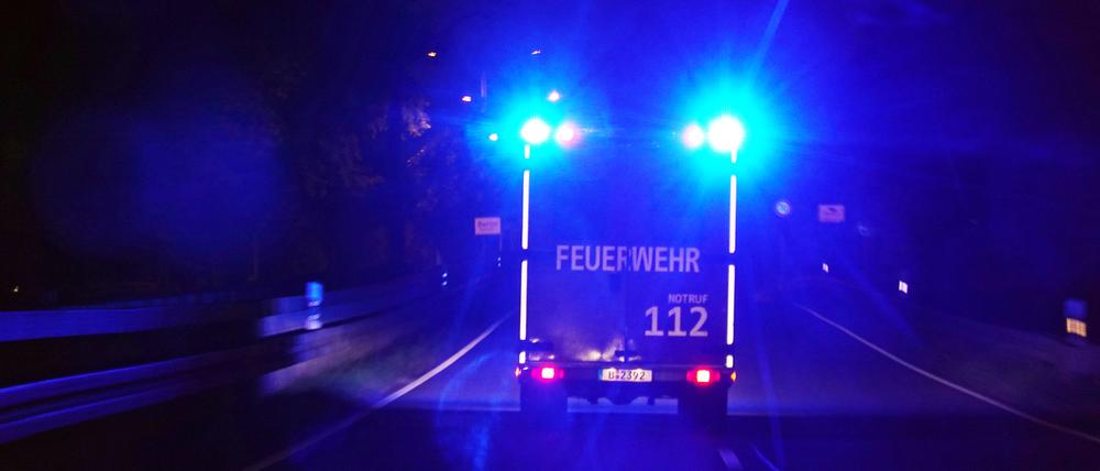 Rettungswagen der Berliner Feuerwehr bei Nacht auf Einsatzfahrt.