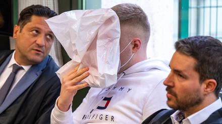 Der wegen Mordes an zwei Patienten angeklagte Krankenpfleger (M.) sitzt zu Beginn der Verhandlung zwischen seinen Rechtsanwälten Ömer Sahinci (l.) und Benedikt Stehlein (r.) im Gerichtssaal.