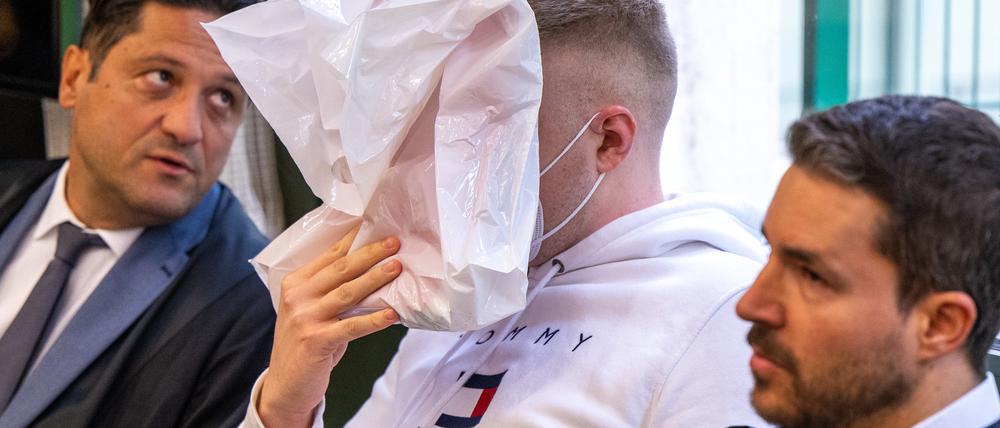 Der wegen Mordes an zwei Patienten angeklagte Krankenpfleger (M.) sitzt zu Beginn der Verhandlung zwischen seinen Rechtsanwälten Ömer Sahinci (l.) und Benedikt Stehlein (r.) im Gerichtssaal.