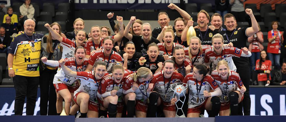 Ikast Handbold feiert den Sieg beim Final Four der Europa League.