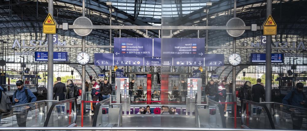 Nach der Absage eines zweitägigen Warnstreiks fuhren die Züge nach Angaben der Deutschen Bahn am Montagmorgen weitgehend wie geplant. 
