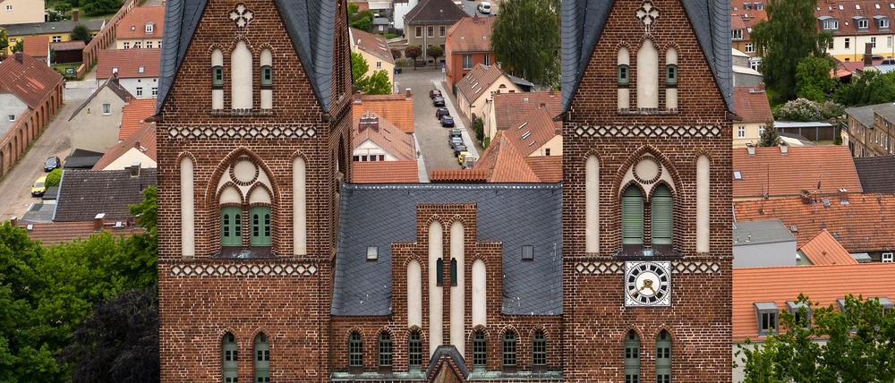 22.05.2020, Brandenburg, Neuruppin: Die Türme der Klosterkirche Sankt Trinitatis im brandenburgischen Neuruppin ragen in den Himmel. Das aus dem Jahr 1246 stammende Gebäude ist das Wahrzeichen der Stadt. (Aufnahme mit einer Drohne) Foto: Paul Zinken/dpa-Zentralbild/ZB - Honorarfrei nur für Bezieher des Dienstes ZB-Funkregio Ost +++ ZB-FUNKREGIO OST +++ | Verwendung weltweit