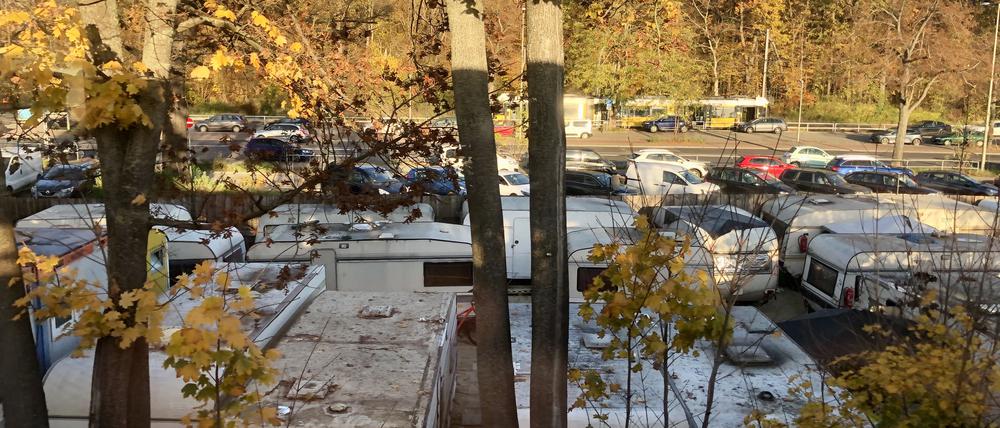 Am S-Bahnhof Grünau befindet sich ein illegales Containerdorf 