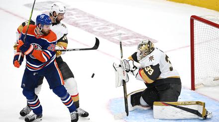 Leon Draisaitl (li.) ist mit den Edmonton Oilers aus den Play-offs ausgeschieden und könnte nun zur WM nachreisen.