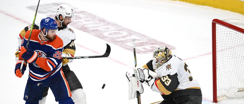 Leon Draisaitl (li.) ist mit den Edmonton Oilers aus den Play-offs ausgeschieden und könnte nun zur WM nachreisen.