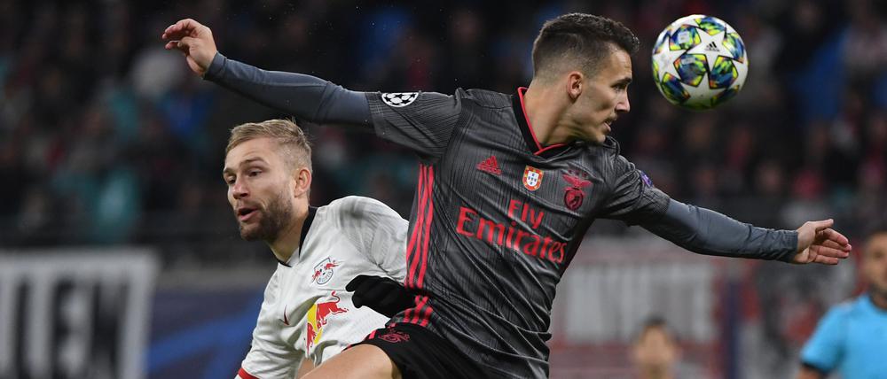 Leipzigs Konrad Laimer (l) und Benficas Alejandro Grimaldo in Aktion.