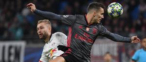 Leipzigs Konrad Laimer (l) und Benficas Alejandro Grimaldo in Aktion.