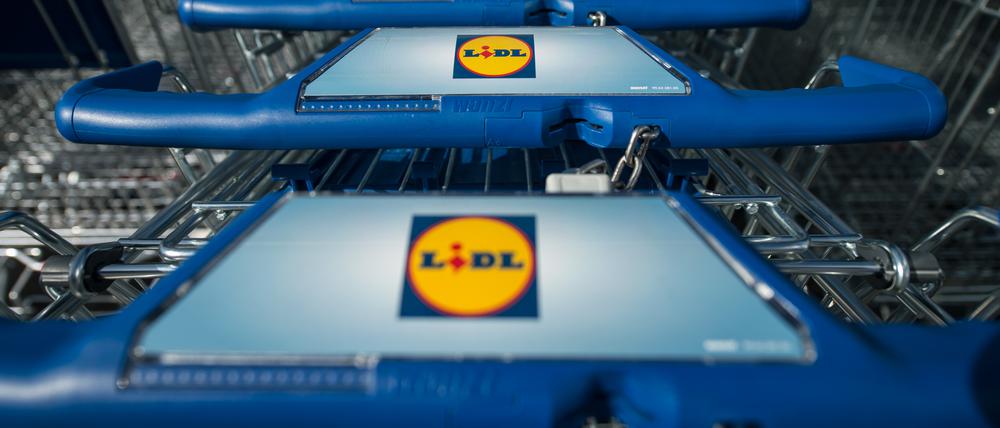 Einkaufswagen stehen vor einer Filiale des Lebensmitteldiscounters Lidl (Symbolbild).