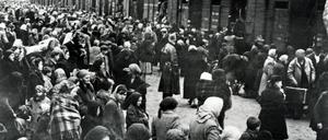 Ankunft von ungarischen Juden in Auschwitz-Birkenau. In dem NS-Vernichtungslager wurden 1,1 bis 1,5 Millionen Menschen ermordet. 