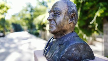Die Bronzebüste des früheren Bundeskanzlers Helmut Kohl auf dem Domplatz in Speyer (Archivbild)