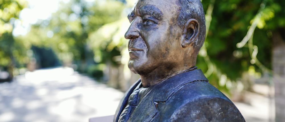 Die Bronzebüste des früheren Bundeskanzlers Helmut Kohl auf dem Domplatz in Speyer (Archivbild)