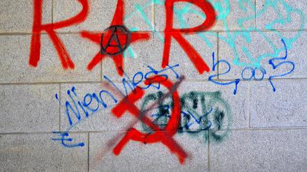 Kommunistische Symbole auf einem Gebäude in Wien. 