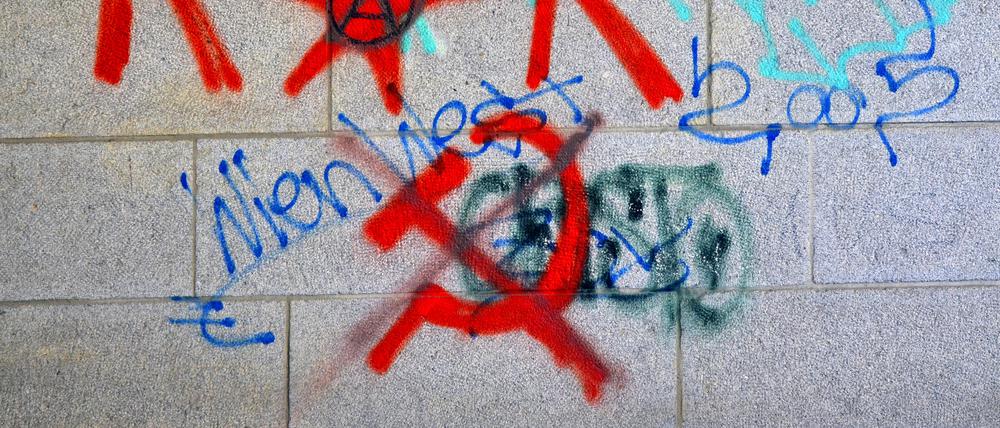 Kommunistische Symbole auf einem Gebäude in Wien.