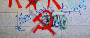 Kommunistische Symbole auf einem Gebäude in Wien. 