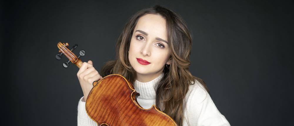 Christina Brabetz ist seit 2019 Konzertmeisterin der Komischen Oper in Berlin.